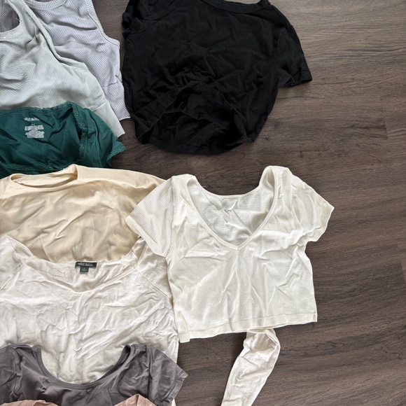 Lot of 9 crop tanks, short and long sleeve shirts - Picture 4 of 4